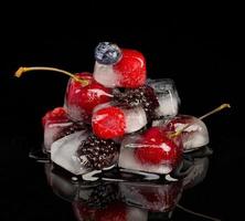 frutta fresca congelata in cubetti di ghiaccio foto