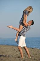 contento giovane coppia avere romantico tempo su spiaggia foto