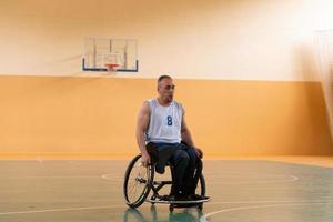 un' foto di un' guerra veterano giocando pallacanestro con un' squadra nel un' moderno gli sport arena. il concetto di sport per persone con disabilità