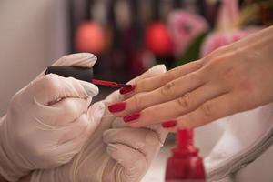 donna mani ricevente un' manicure foto