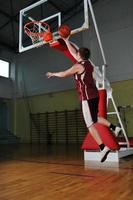 giocatore di basket ball game presso la palestra foto