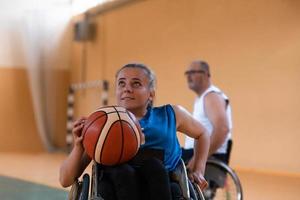 un' giovane donna giocando sedia a rotelle pallacanestro nel un' professionale squadra. Genere uguaglianza, il concetto di gli sport con disabilità. foto