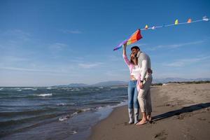 coppia godendo tempo insieme a spiaggia foto