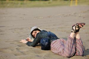 giovane donna rilassare su spiaggia foto