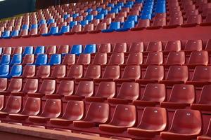 stadio rosso sedie foto