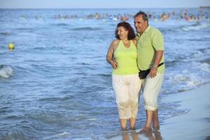 contento gli anziani coppia su spiaggia foto