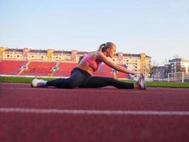 sportivo donna su atletico gara traccia foto