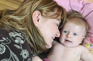 bellissimo bionda giovane madre e carino bambino foto