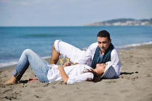 giovane coppia godendo picnic su il spiaggia foto