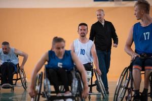 un' giovane donna giocando sedia a rotelle pallacanestro nel un' professionale squadra. Genere uguaglianza, il concetto di gli sport con disabilità. foto