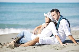 contento giovane coppia avere divertimento a bellissimo spiaggia foto