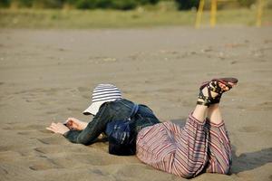 giovane donna rilassare su spiaggia foto
