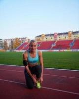 sportivo donna su atletico gara traccia foto