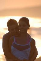romantico coppia su spiaggia foto