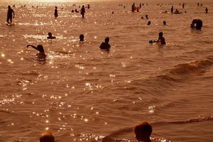 folla su spiaggia foto