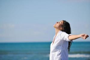 contento giovane donna su spiaggia foto