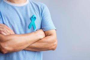 mese blu della consapevolezza del cancro alla prostata di novembre, uomo in camicia blu con la mano che tiene il nastro blu per sostenere la vita e la malattia delle persone. sanità, uomini internazionali, padre, diabete e giornata mondiale del cancro foto