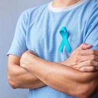 mese blu della consapevolezza del cancro alla prostata di novembre, uomo in camicia blu con la mano che tiene il nastro blu per sostenere la vita e la malattia delle persone. sanità, uomini internazionali, padre, diabete e giornata mondiale del cancro foto