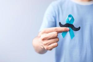 novembre mese di sensibilizzazione sul cancro alla prostata, nastro blu con i baffi per sostenere le persone che vivono e le malattie. concetto di salute, uomini internazionali, padre e giornata mondiale del cancro foto