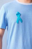 mese blu della consapevolezza del cancro alla prostata di novembre, uomo in camicia blu con la mano che tiene il nastro blu per sostenere la vita e la malattia delle persone. sanità, uomini internazionali, padre, diabete e giornata mondiale del cancro foto