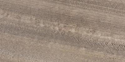 panorama della superficie dall'alto della strada sterrata con tracce di pneumatici per auto foto