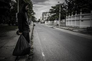 asiatico uomo è senza casa a il lato strada, a sconosciuto ha per vivere su il strada solo perché lui ha no famiglia. foto