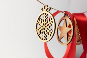 un' di legno Natale ornamento sospeso su un' corda con un' rosso nastro foto