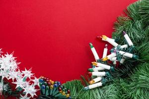 vario decorazioni per il Natale albero su un' rosso sfondo con posto per testo foto