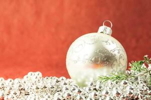 festivo decorazione su un' rosso sfondo. un' bolla su un' Natale albero. foto