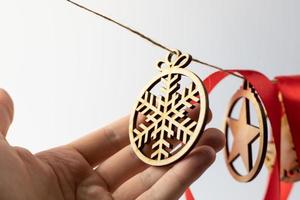 un' di legno Natale ornamento tenuto nel il mano foto