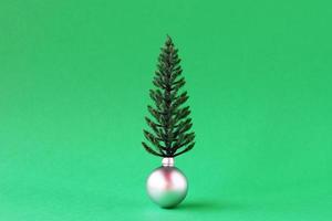 Natale decorazioni - brillante argento palla artificiale Natale albero su verde sfondo con copia spazio. minimo Natale e nuovo anno concetto. foto