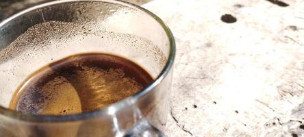 appena fermentato nero caffè nel un' bicchiere tazza foto