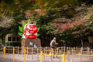 kurama, kyoto prefettura, kansai, Giappone - novembre 21, 2019 - grande modello di tengu testa In piedi nel davanti di kurama stazione foto