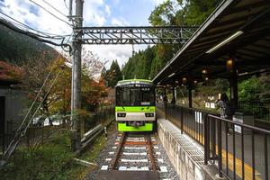 kurama, kyoto prefettura, kansai, Giappone - novembre 21, 2019 - Locale treno arrivo per kurama stazione, il ultimo stazione di eizan ferrovia kurama linea foto