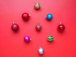 Natale palla fronzolo modello minimo flatlay su rosso sfondo superiore Visualizza foto