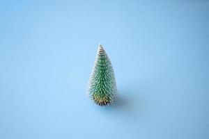 verde Natale albero su blu pastello sfondo nuovo anno vacanza celebrazione concetto foto