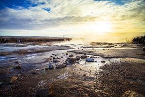 Strokkur, uno di il maggior parte famoso geyser collocato nel un' geotermico la zona accanto il hvita fiume nel il sud-ovest parte di Islanda, eruzione una volta ogni 6-10 minuti foto