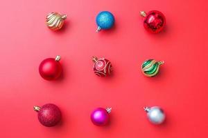 Natale palla fronzolo modello minimo flatlay su rosso sfondo superiore Visualizza foto