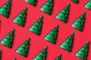 verde Natale albero modello minimo flatlay su rosso sfondo nuovo anno vacanza celebrazione concetto foto