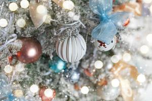 classico Natale nuovo anno decorato nuovo anno albero con argento e bianca ornamento decorazioni giocattolo e sfera. moderno classico stile interno design appartamento. Natale vigilia a casa. foto