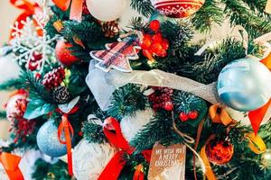 classico Natale nuovo anno decorato nuovo anno albero con rosso e foto