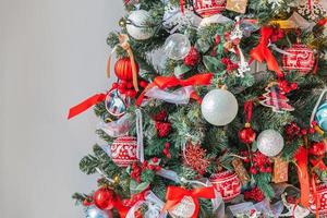 classico Natale nuovo anno decorato nuovo anno albero con rosso e bianca ornamento decorazioni giocattolo e sfera. moderno classico stile interno design appartamento. Natale vigilia a casa. foto