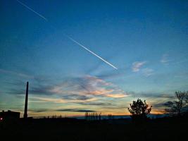 scie chimiche all'alba foto