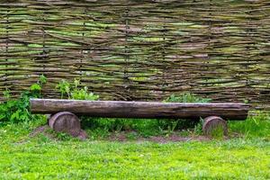 orizzontale canniccio recinto con di legno panchina vicino foto