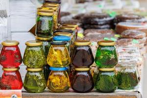 bicchiere barattoli con favorito miele - con tiglio, erbe aromatiche e pino aghi, avvicinamento foto