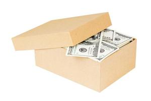 un' piccolo cartone scatola pieno di dollaro banconote isolato su bianca sfondo foto
