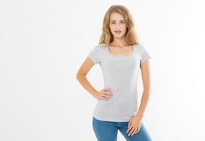 giovane bionda donna con in forma sottile corpo nel vuoto modello t camicia e jeans isolato su bianca sfondo. pelle e capelli cura. copia spazio e finto su foto