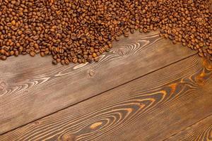 arrostito caffè fagioli di cui su Marrone di legno tavolo superficie foto