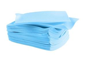 pila di blu senza liquidi e senza polvere lavanderia detergente piazze lenzuola isolato su bianca sfondo foto
