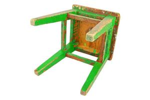 vecchio di legno sgabello con peeling lime verde dipingere. soffitta stile sedia isolato su un' bianca sfondo. foto